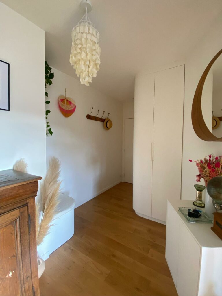 img 20251130 wa0001 penderie avec porte cintrée